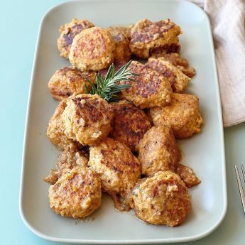 ALBONDIGAS DE POLLO EN SALSA DE CEBOLLA