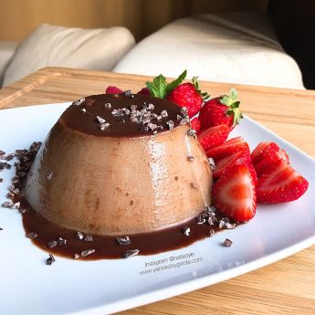 Flan proteico con sirope de cacao