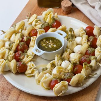 BROCHETAS DE TORTELLINI CON PESTO