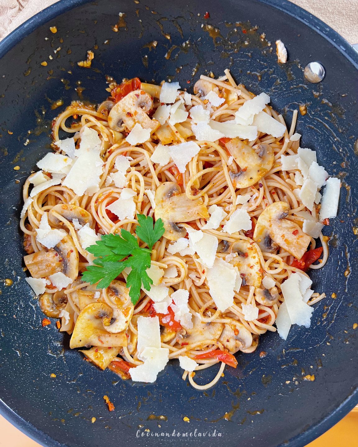 ESPAGUETIS DE ARROZ CON CHAMPIÑONES