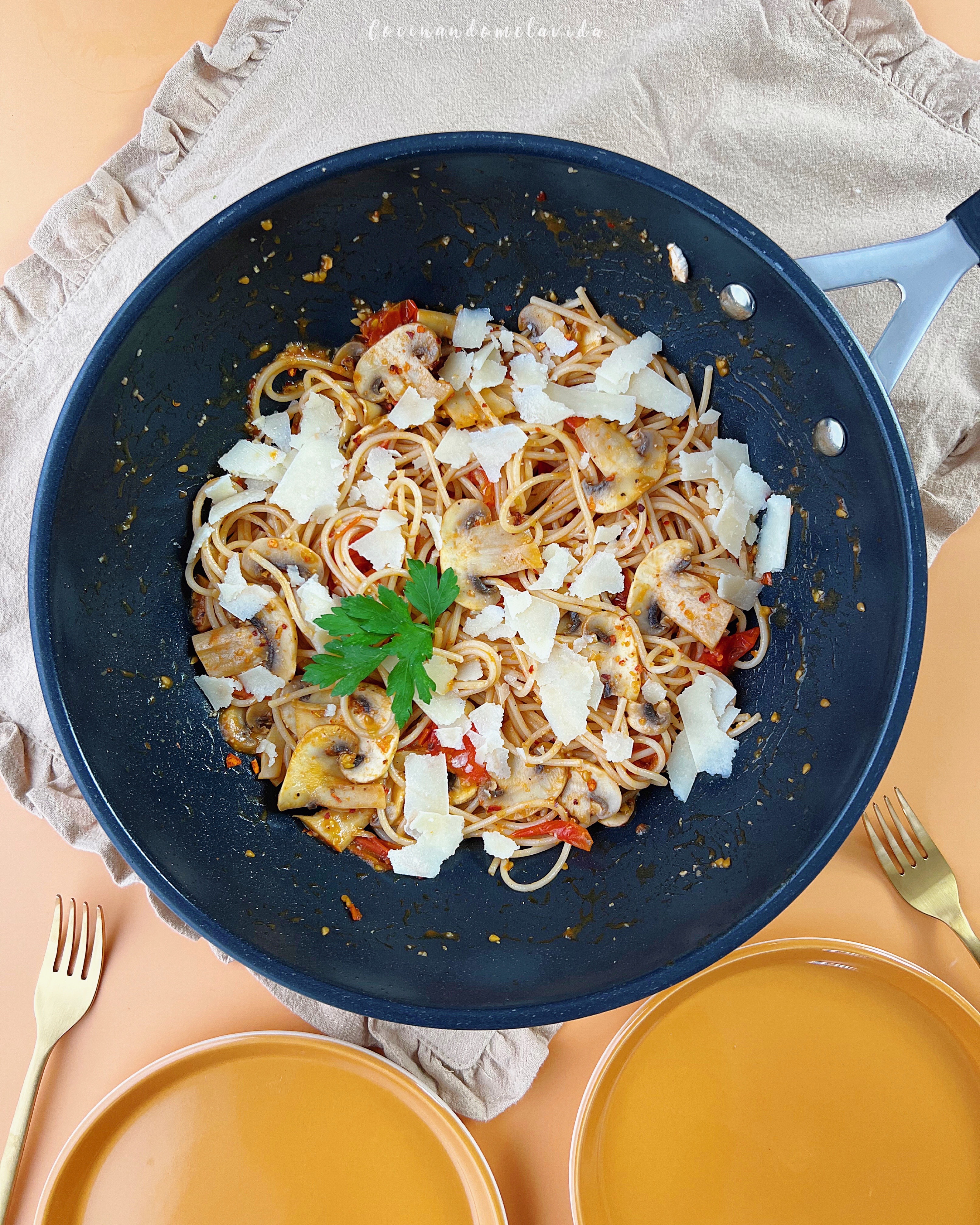 ESPAGUETIS DE ARROZ CON CHAMPIÑONES ESPAGUETIS DE ARROZ CON CHAMPIÑONES