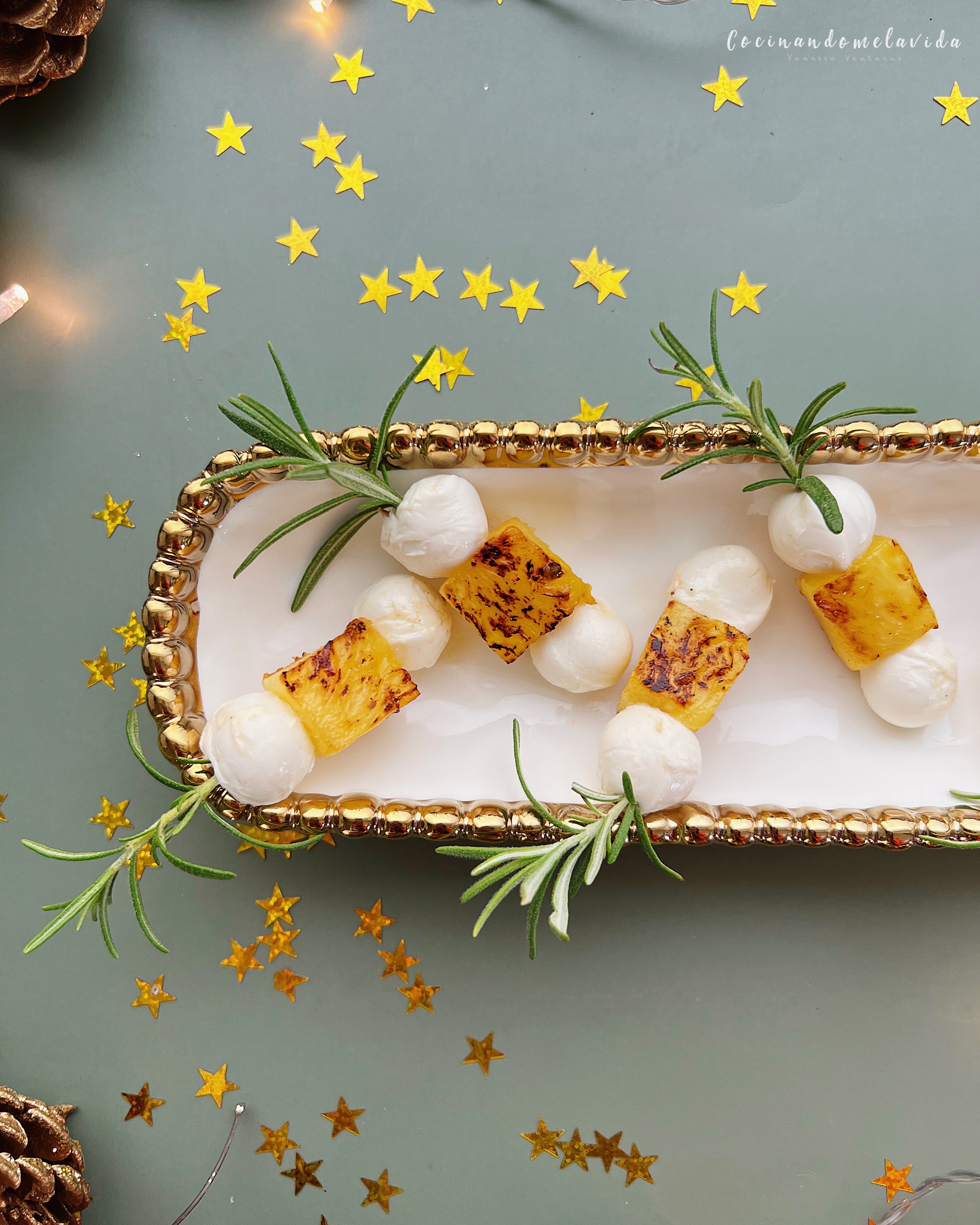 BROCHETAS DE PIÑA CON MOZZARELLA BROCHETAS DE PIÑA CON MOZZARELLA