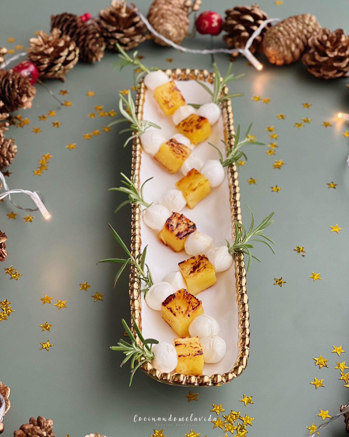 BROCHETAS DE PIÑA CON MOZZARELLA
