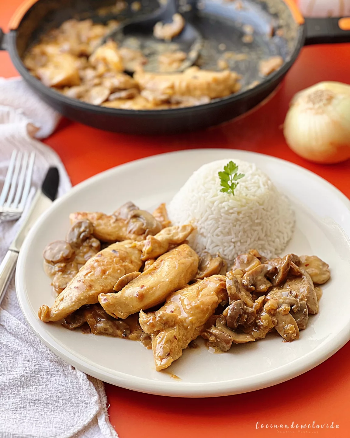 POLLO CREMOSO CON CHAMPIÑONES