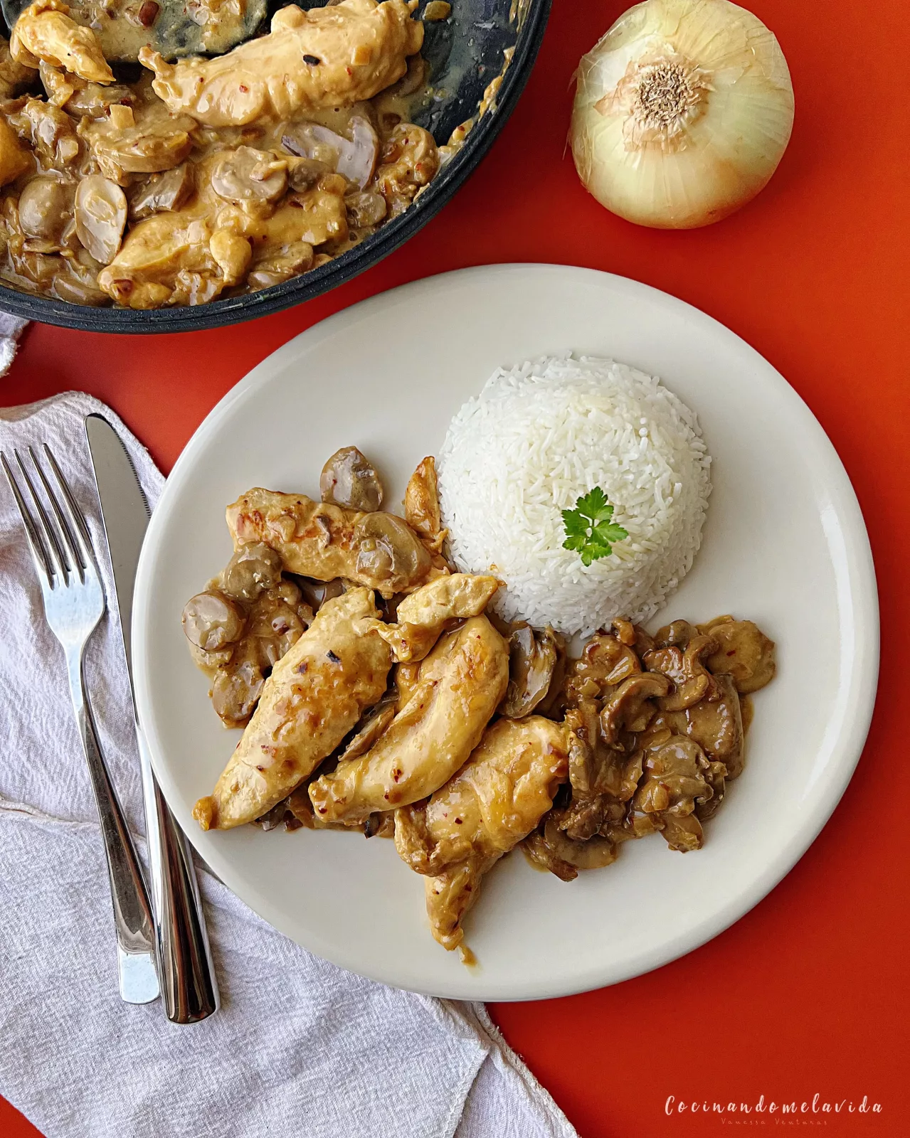 POLLO CREMOSO CON CHAMPIÑONES