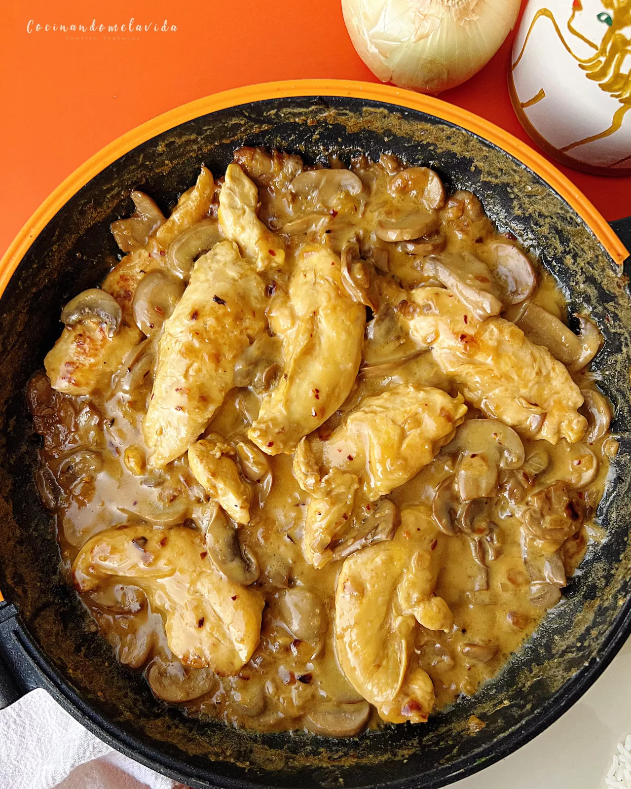 POLLO CREMOSO CON CHAMPIÑONES
