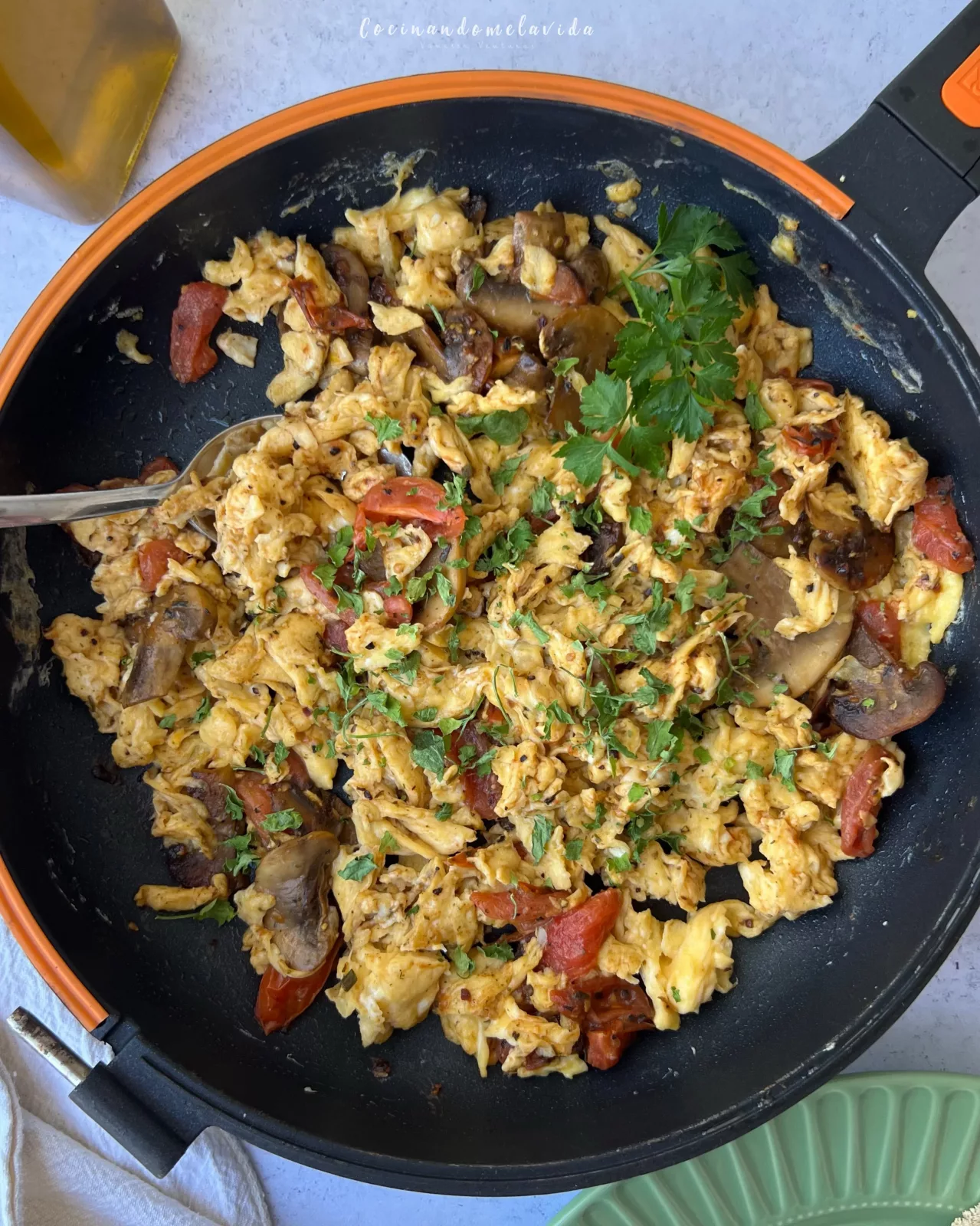 REVUELTO DE HUEVOS CON CHAMPIÑONES