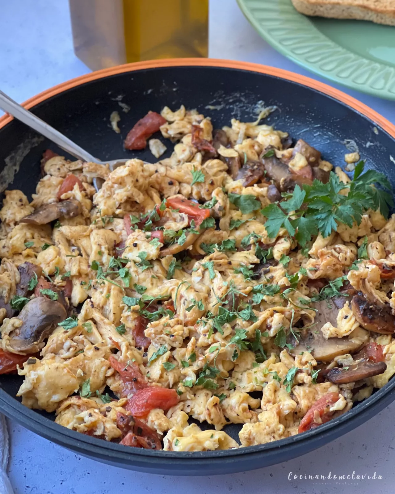 REVUELTO DE HUEVOS CON CHAMPIÑONES