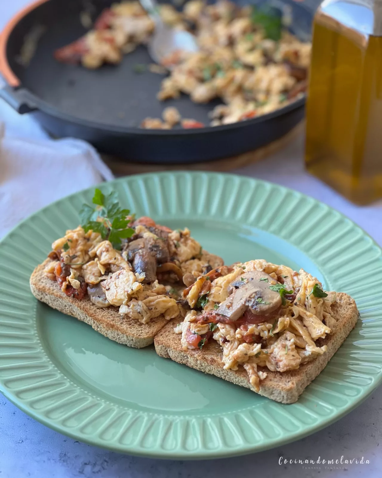 REVUELTO DE HUEVOS CON CHAMPIÑONES