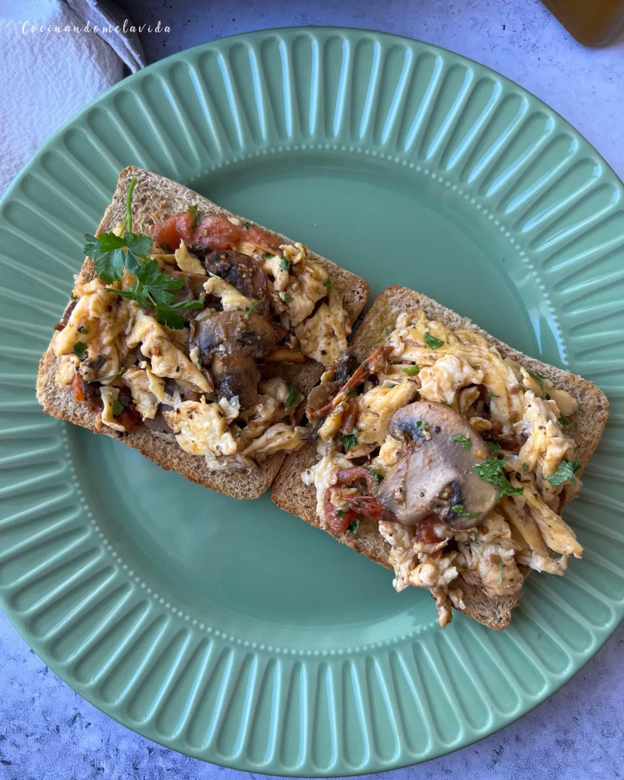 REVUELTO DE HUEVOS CON CHAMPIÑONES