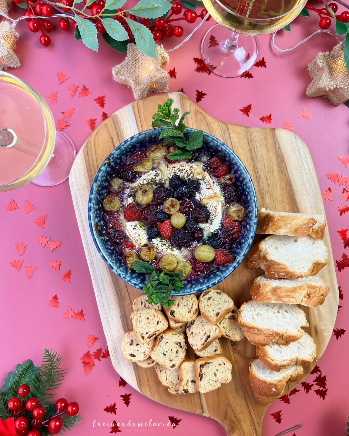 QUESO AL HORNO CON FRUTILLAS