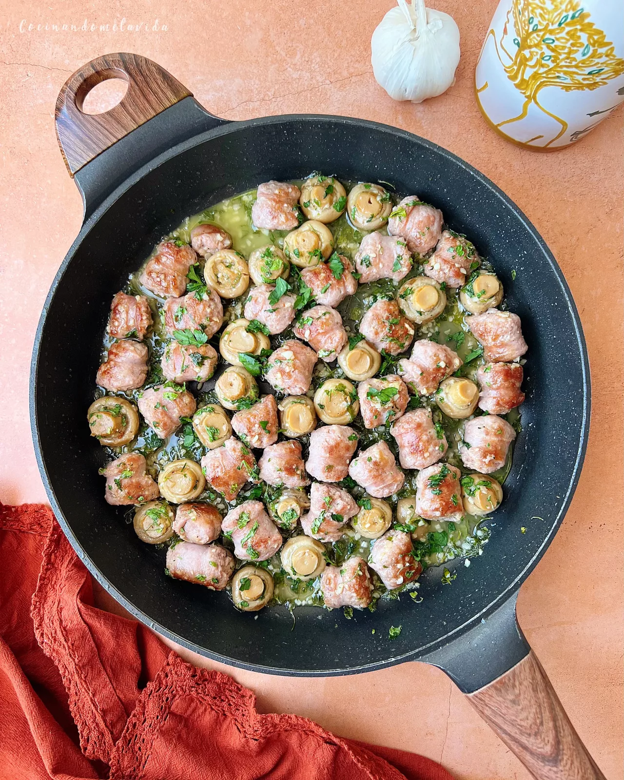 BUTIFARRA CON CHAMPIÑONES AL AJILLO
