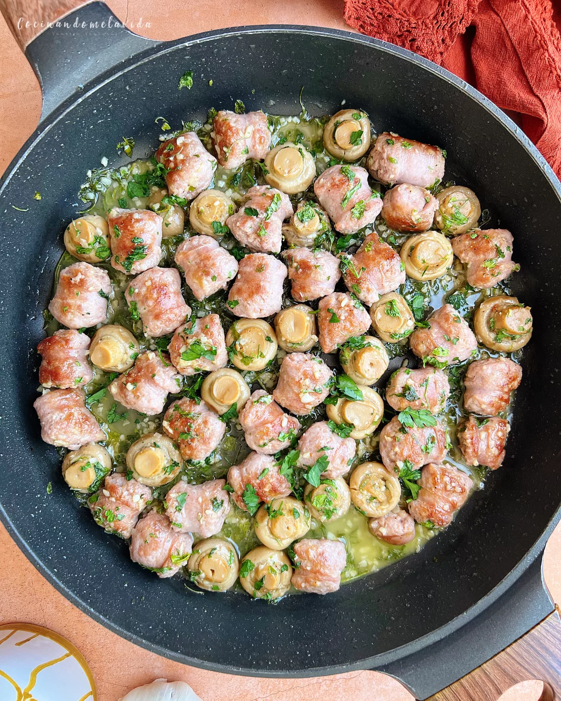 BUTIFARRA CON CHAMPIÑONES AL AJILLO