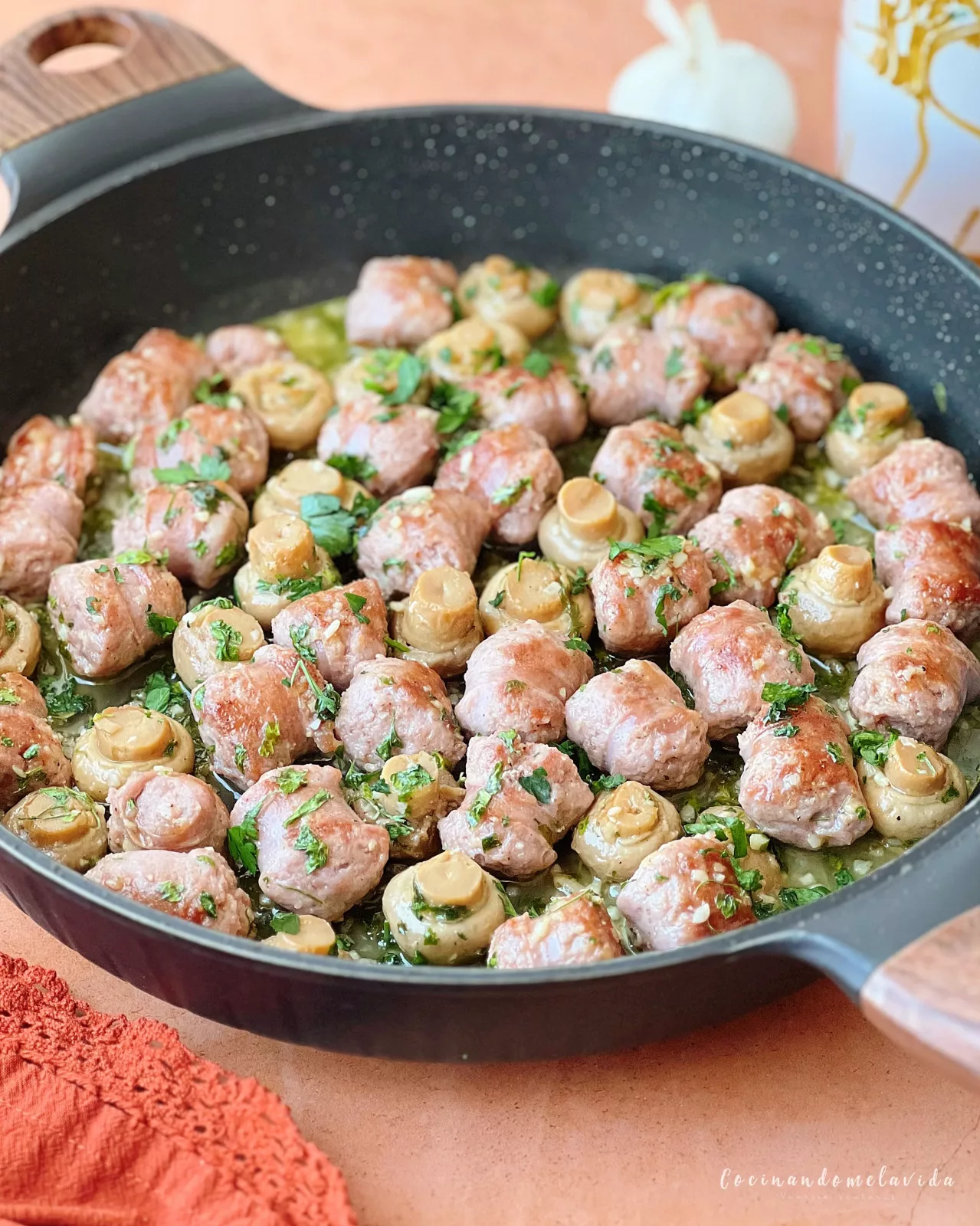BUTIFARRA CON CHAMPIÑONES AL AJILLO