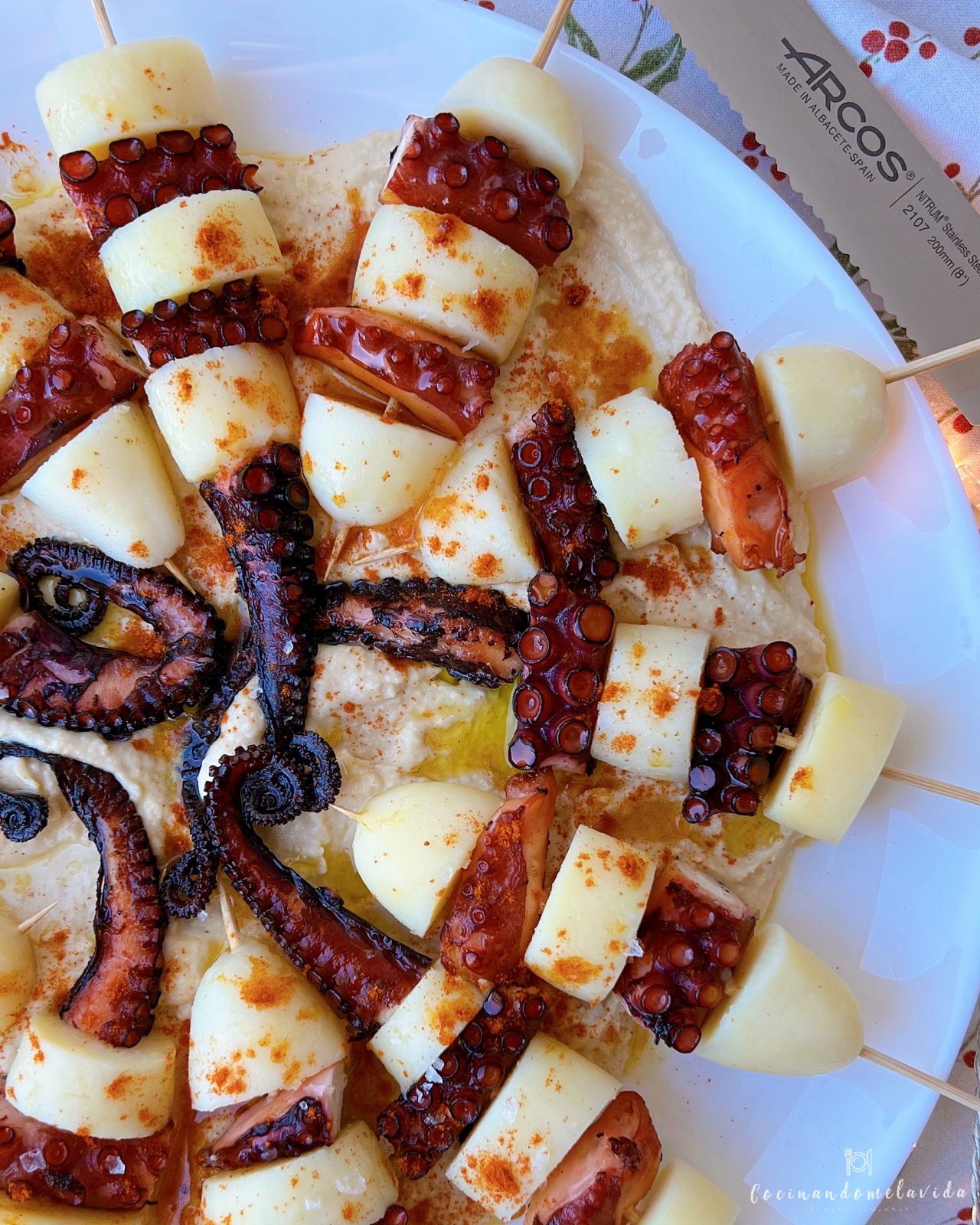 BROCHETAS DE PULPO CON PATATAS EN CAMA DE HUMMUS