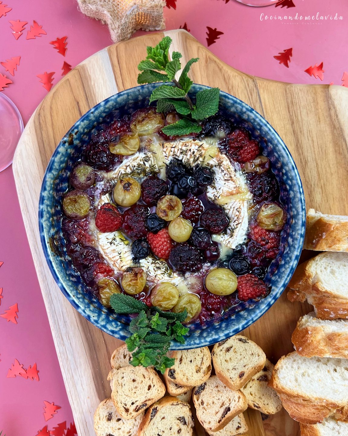QUESO AL HORNO CON FRUTILLAS
