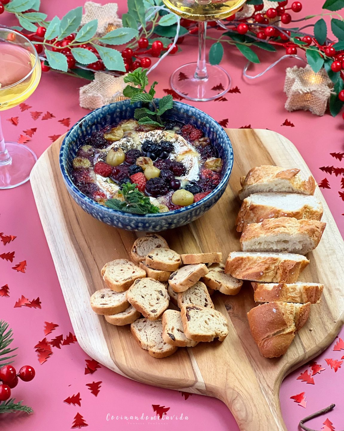 QUESO AL HORNO CON FRUTILLAS