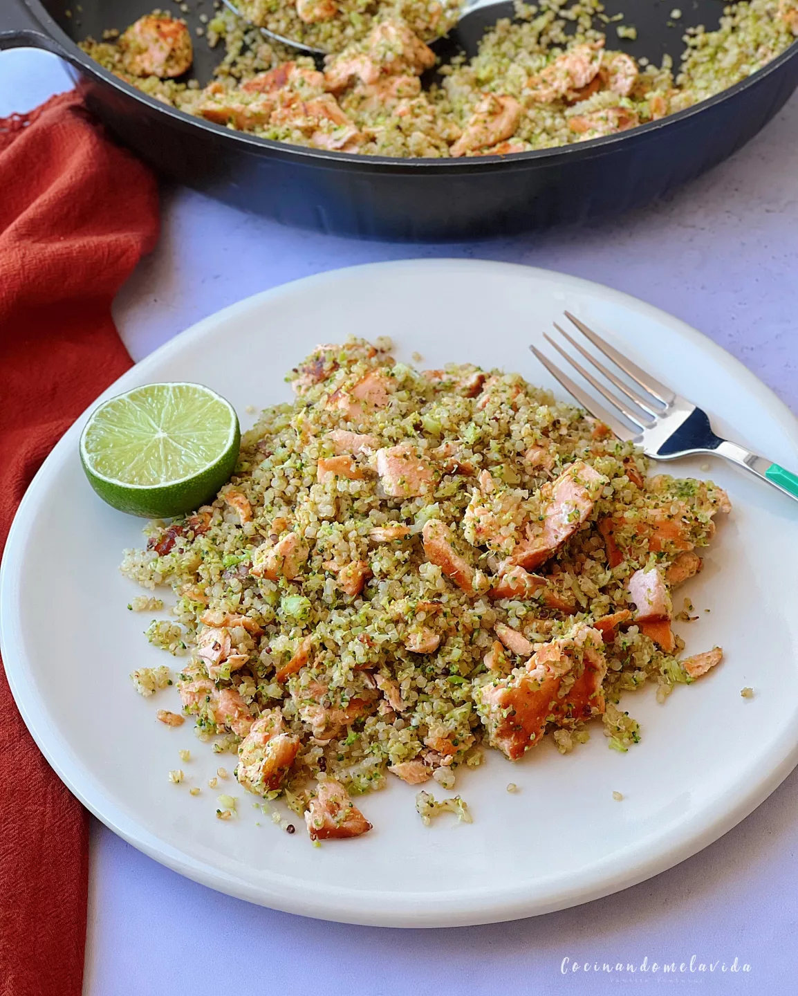 SALMÓN CON BRÓCOLI Y QUINOA
