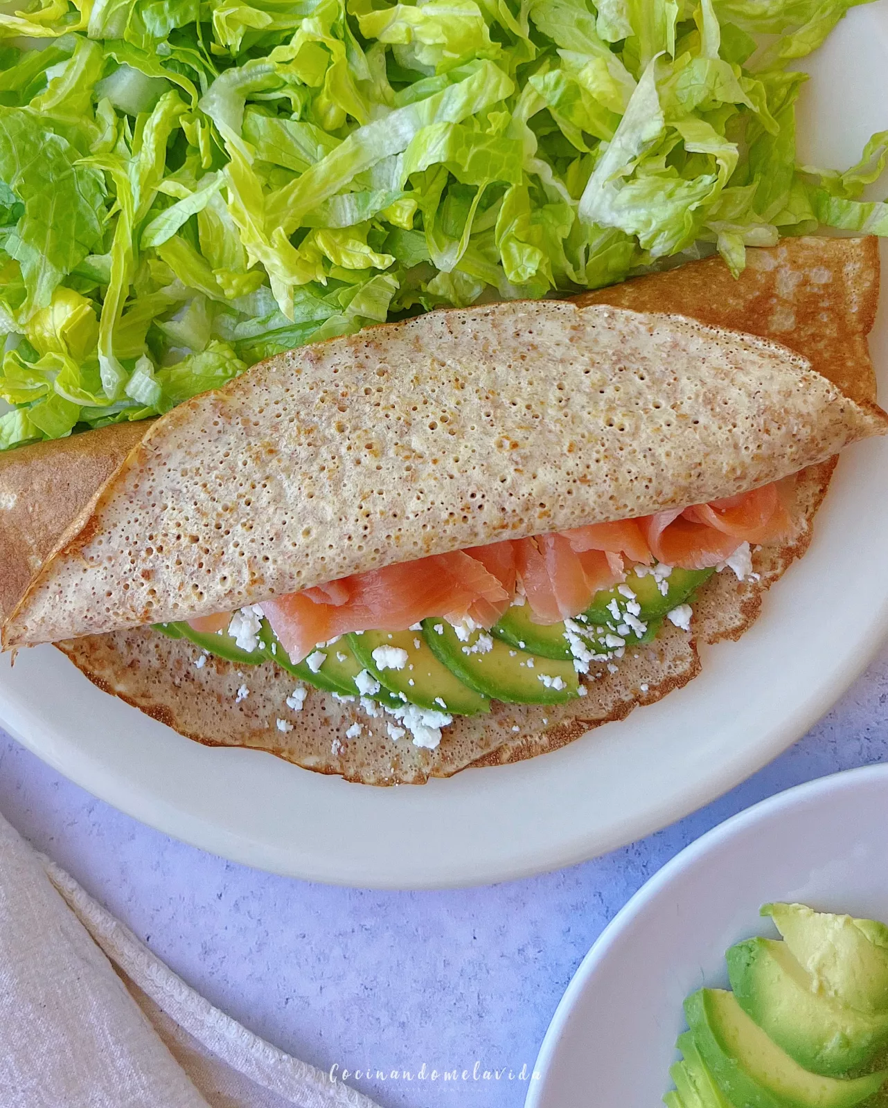 CREPES DE AGUACATE Y SALMÓN