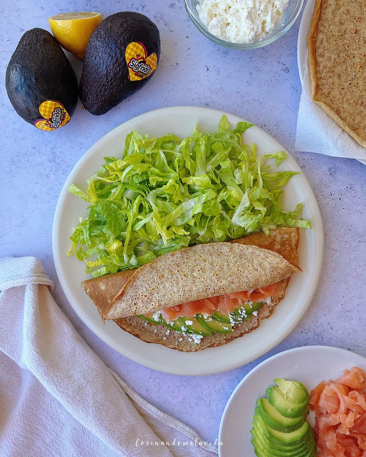 CREPES DE AGUACATE Y SALMÓN