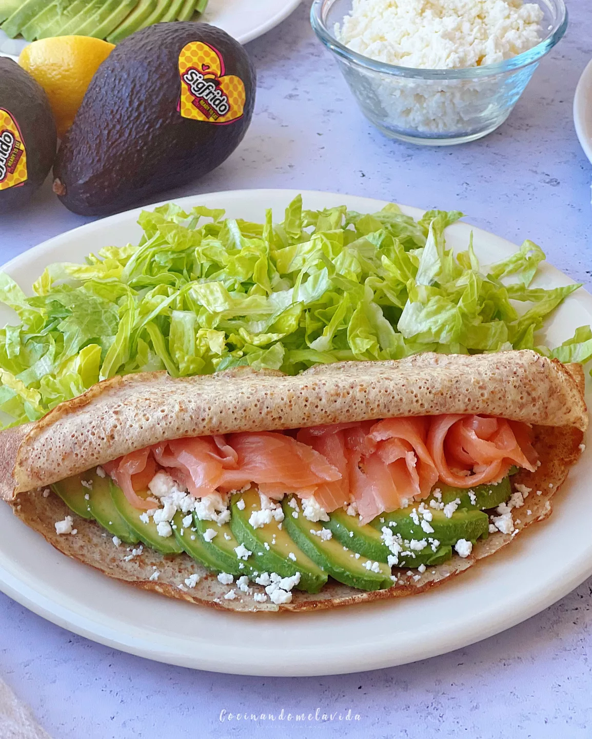 CREPES DE AGUACATE Y SALMÓN