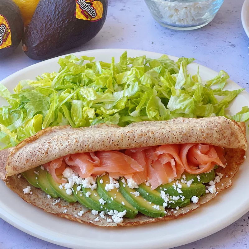 CREPES DE AGUACATE Y SALMÓN