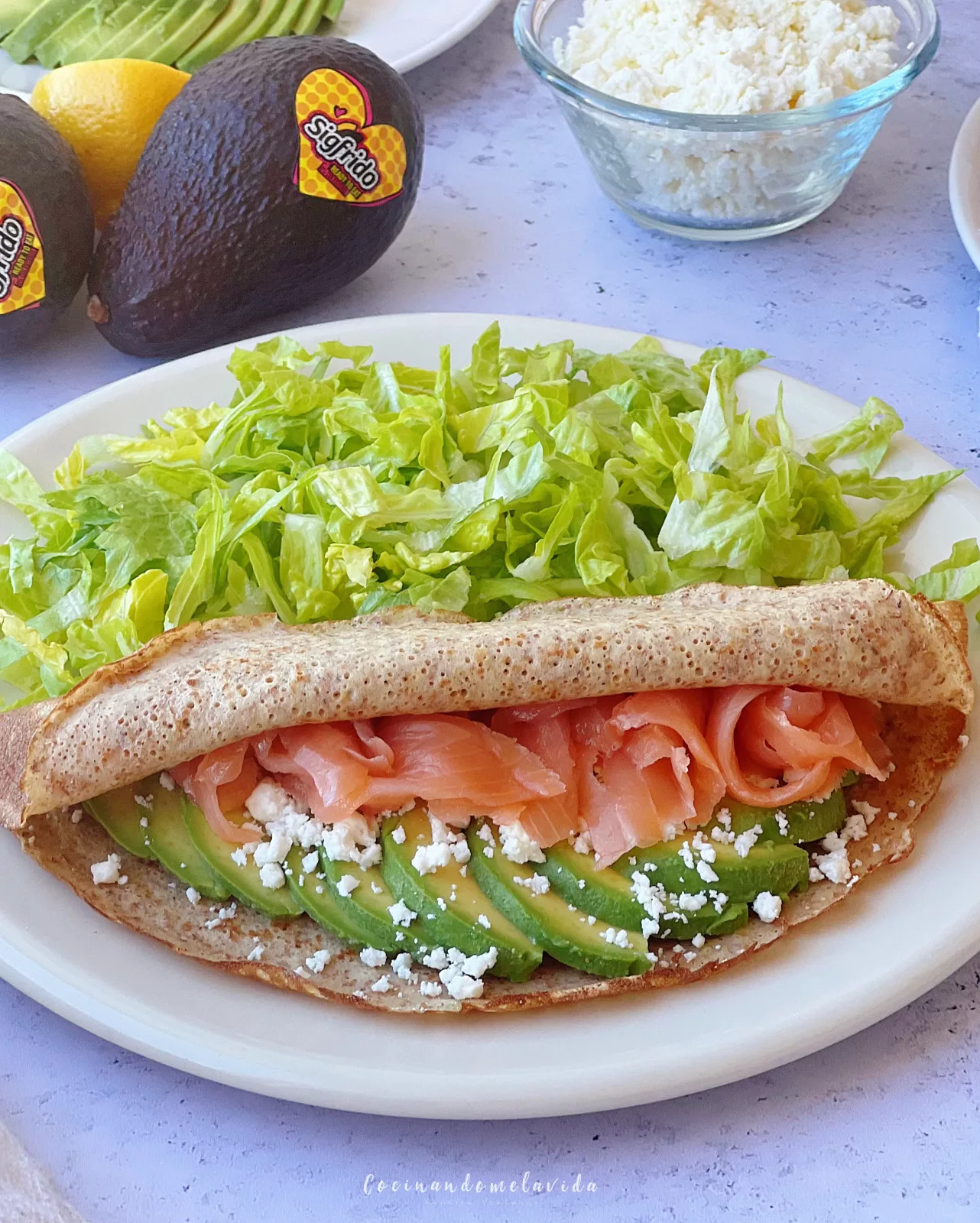 CREPES DE AGUACATE Y SALMÓN