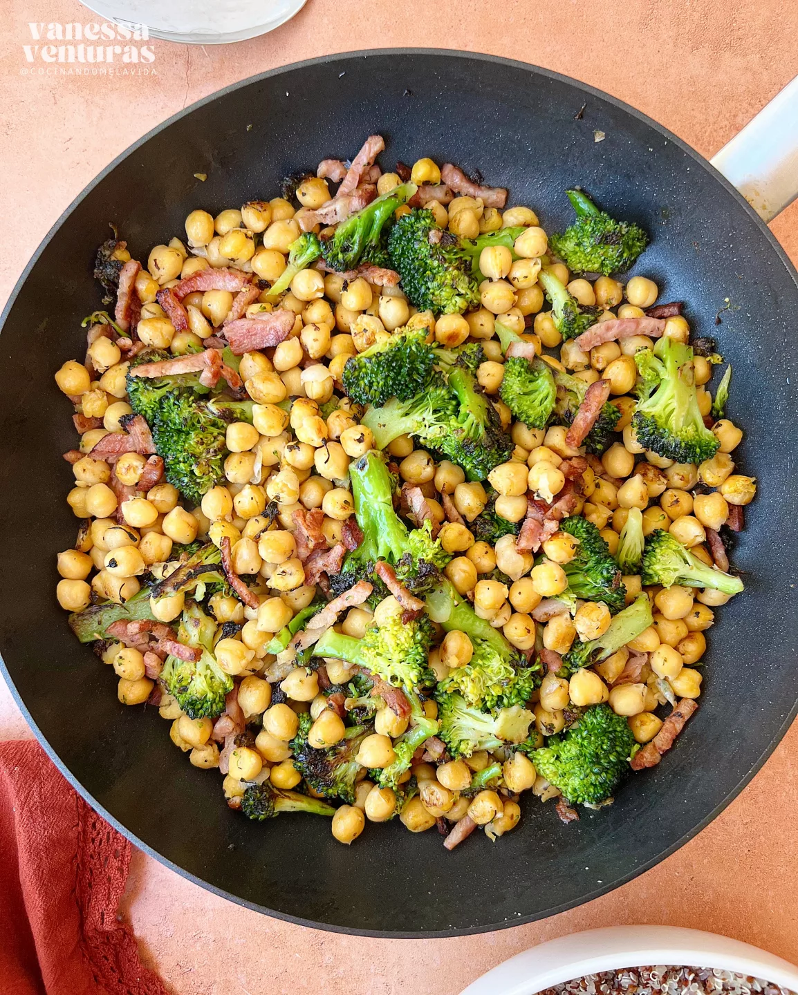 GARBANZOS CON BRÓCOLI Y BEICON