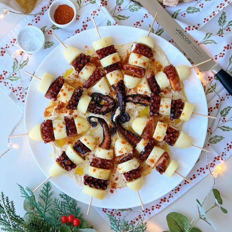 BROCHETAS DE PULPO CON PATATAS EN CAMA DE HUMMUS