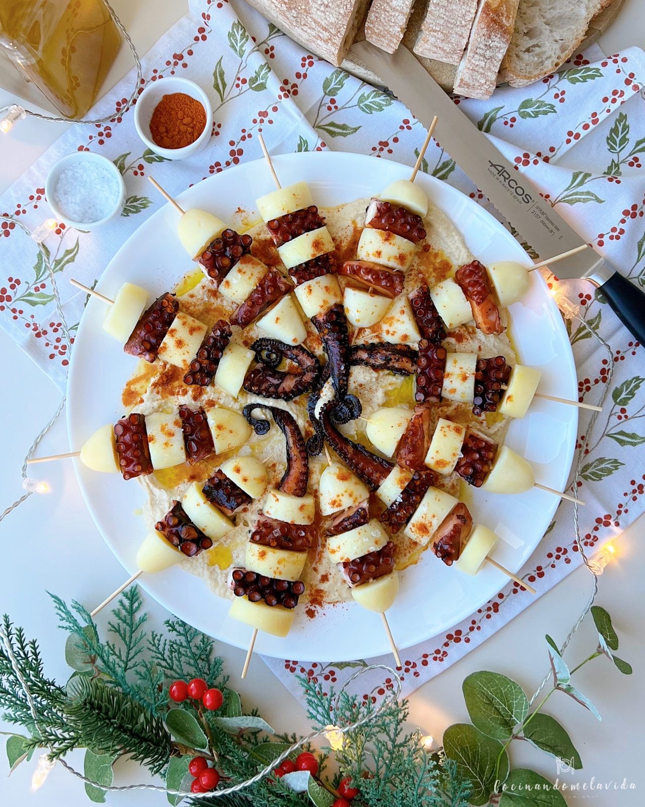 BROCHETAS DE PULPO CON PATATAS EN CAMA DE HUMMUS
