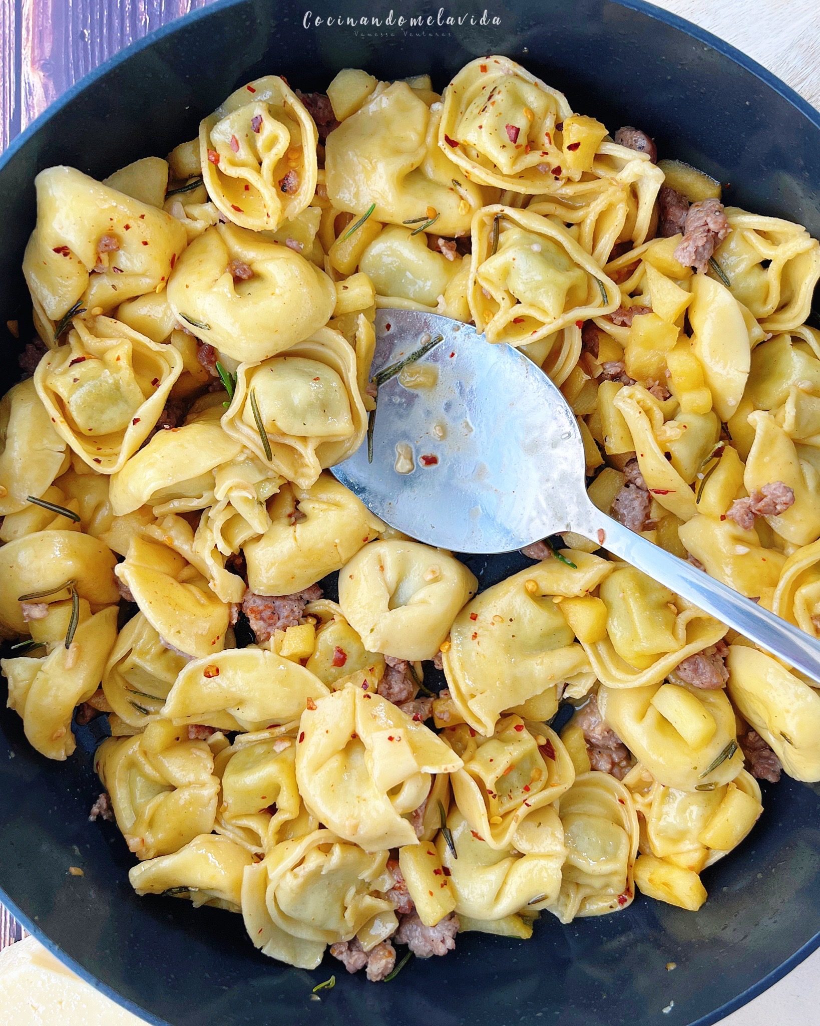 TORTELLINIS RELLENOS CON MANZANA Y BUTIFARRA