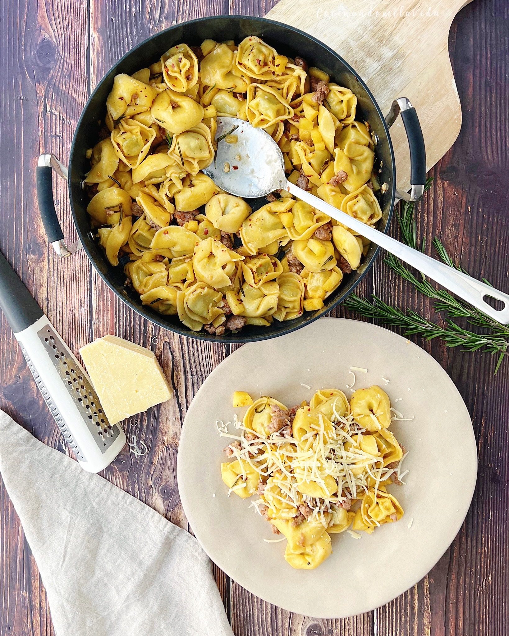 TORTELLINIS RELLENOS CON MANZANA Y BUTIFARRA TORTELLINIS RELLENOS CON MANZANA Y BUTIFARRA