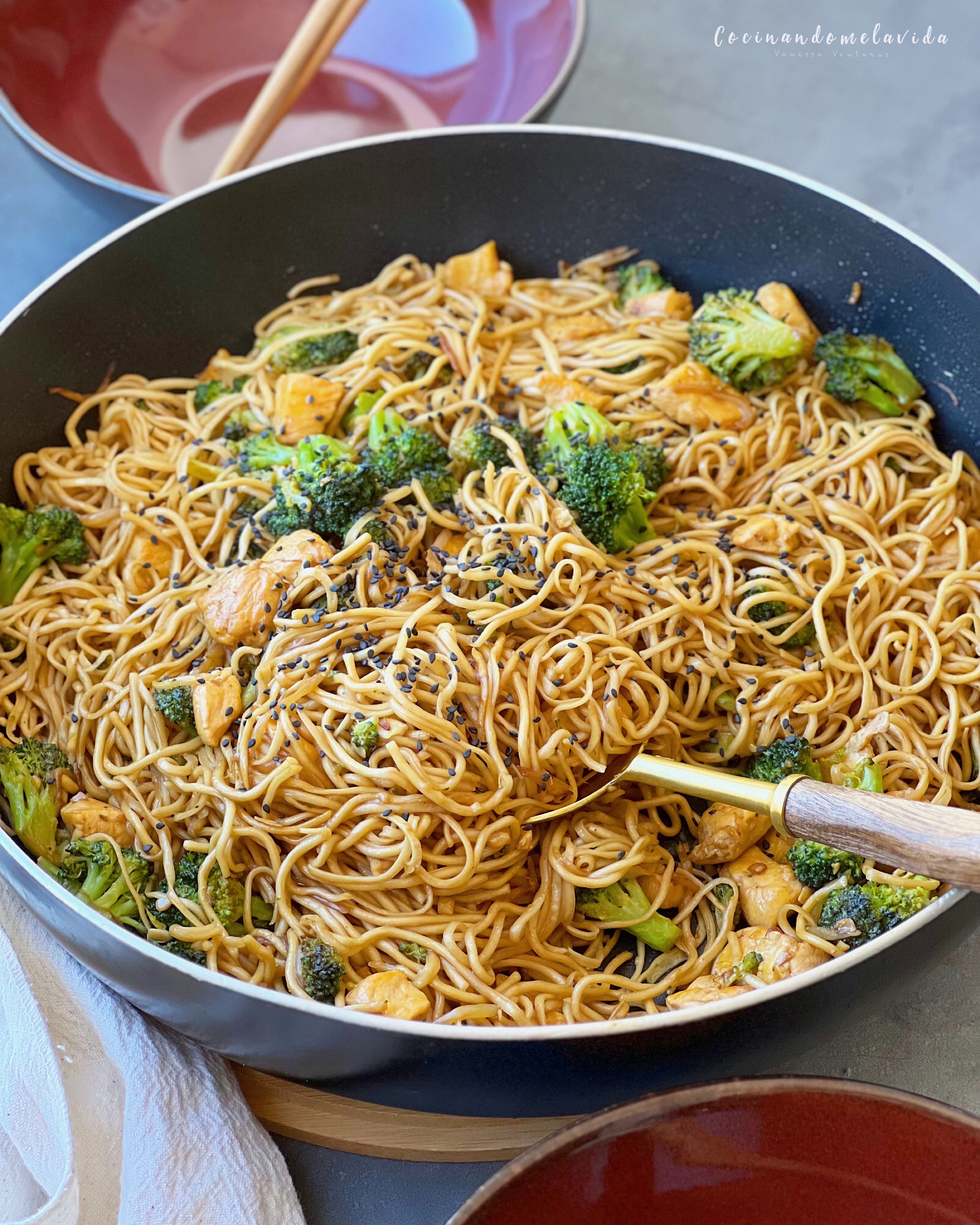 NOODLES CON POLLO Y BRÓCOLI