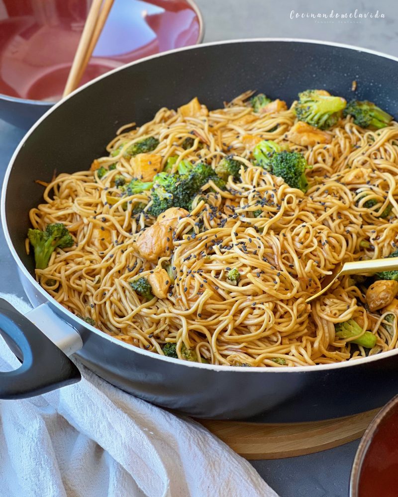 NOODLES CON POLLO Y BRÓCOLI NOODLES CON POLLO Y BRÓCOLI