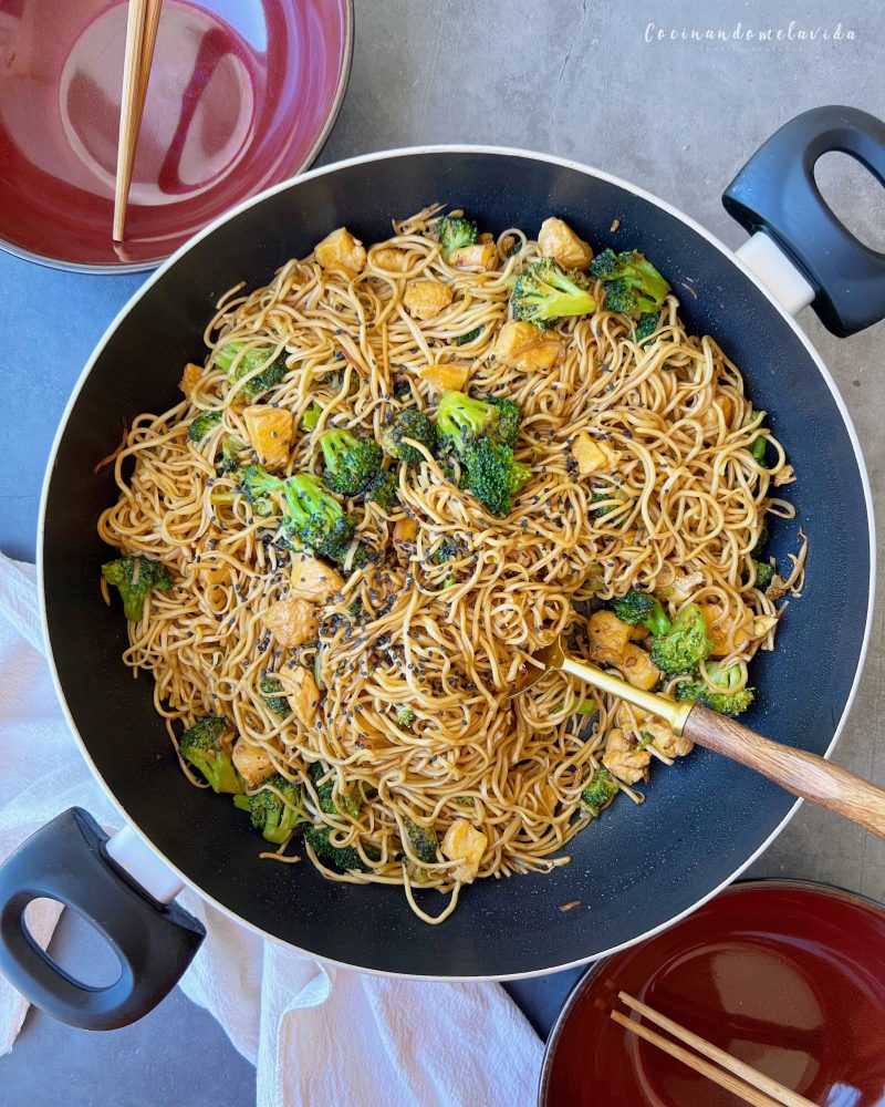 NOODLES CON POLLO Y BRÓCOLI NOODLES CON POLLO Y BRÓCOLI