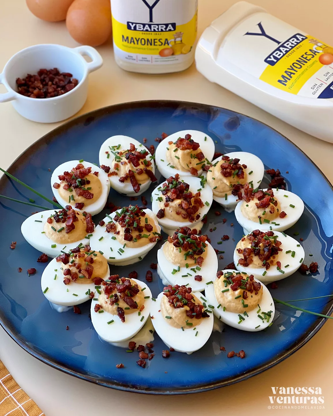 HUEVOS RELLENOS DE CEBOLLA CARAMELIZADA Y BEICON