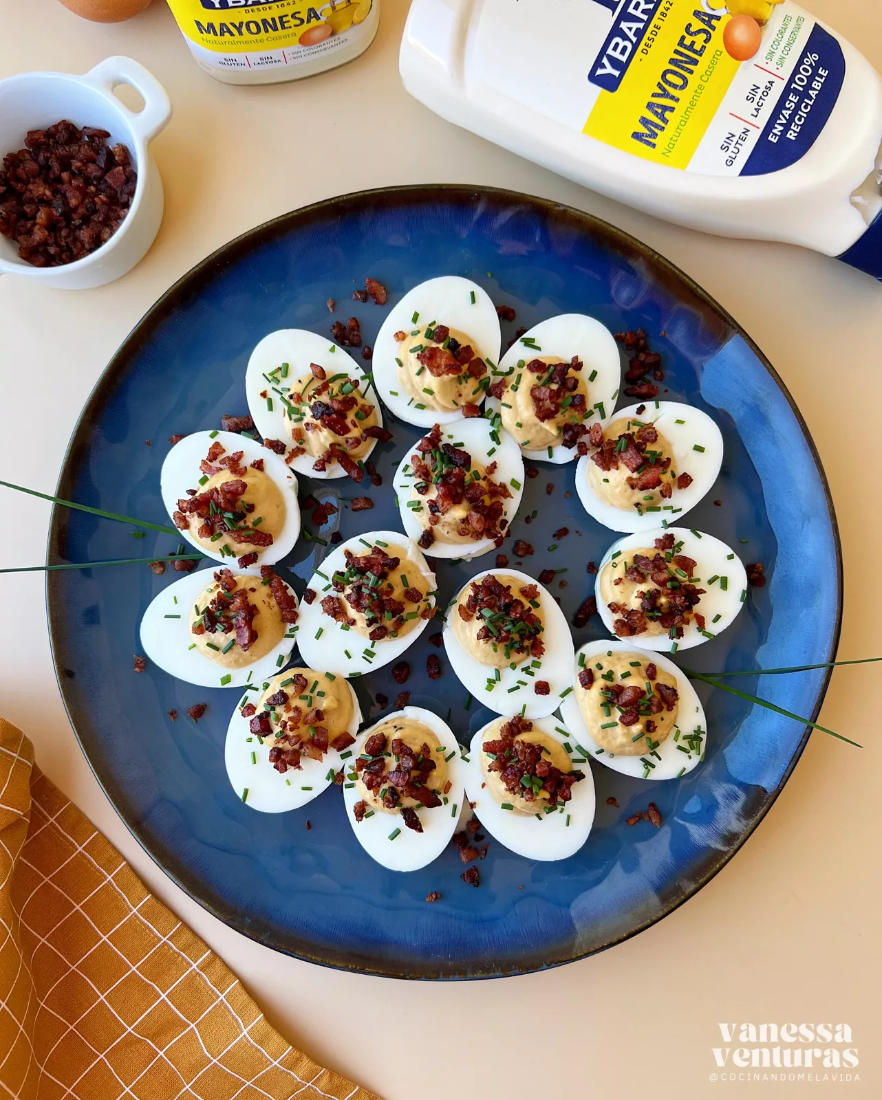 HUEVOS RELLENOS DE CEBOLLA CARAMELIZADA Y BEICON