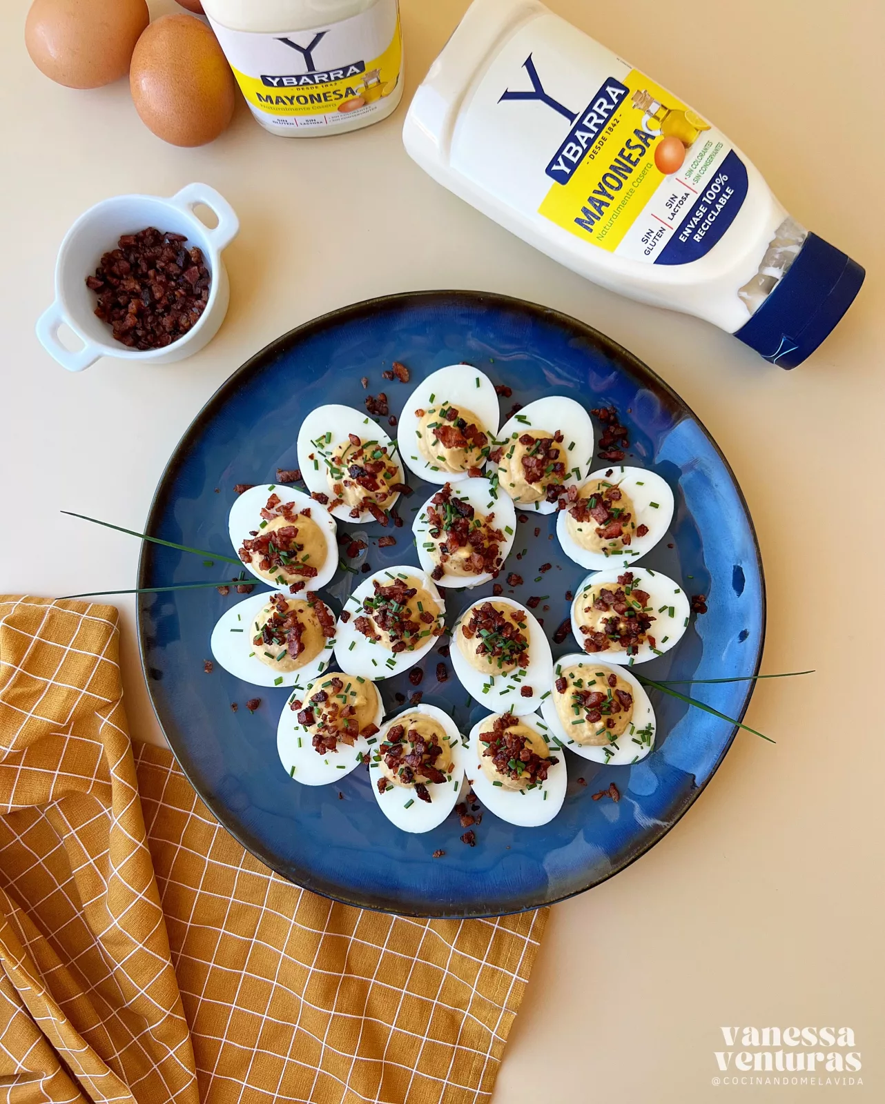 HUEVOS RELLENOS DE CEBOLLA CARAMELIZADA Y BEICON