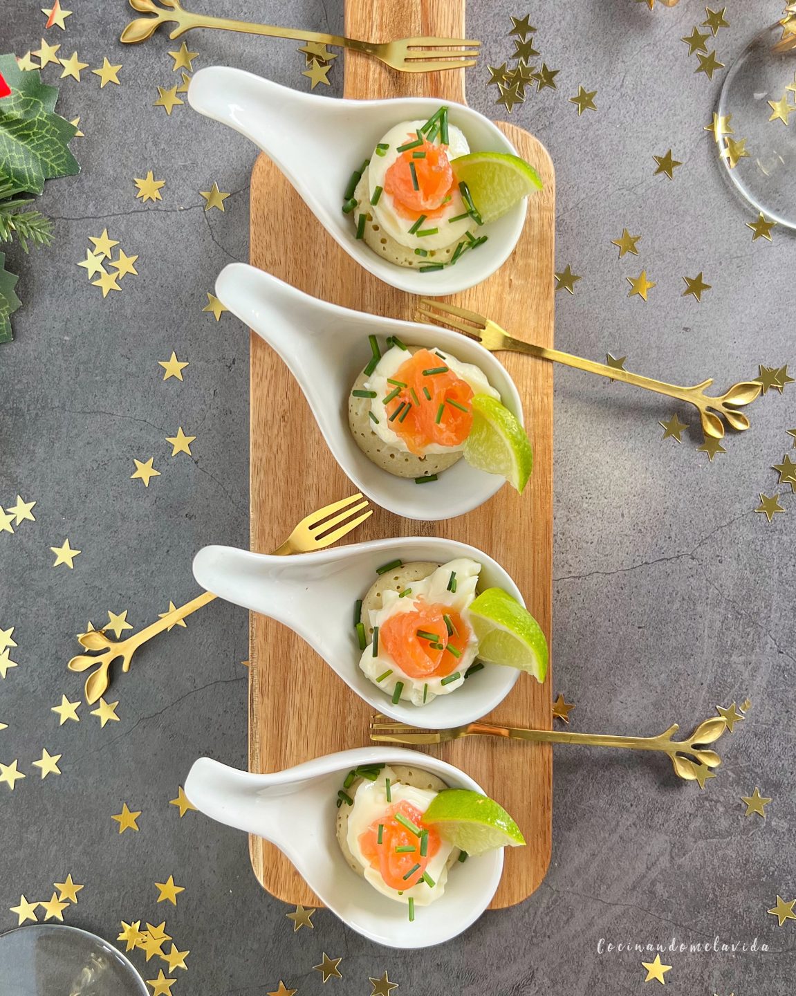 BLINIS CON QUESO Y SALMÓN